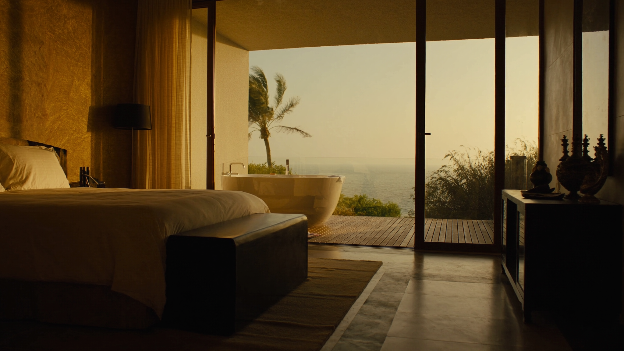Suite d'hotel al tramonto con vasca davanti alla finestra sul mare