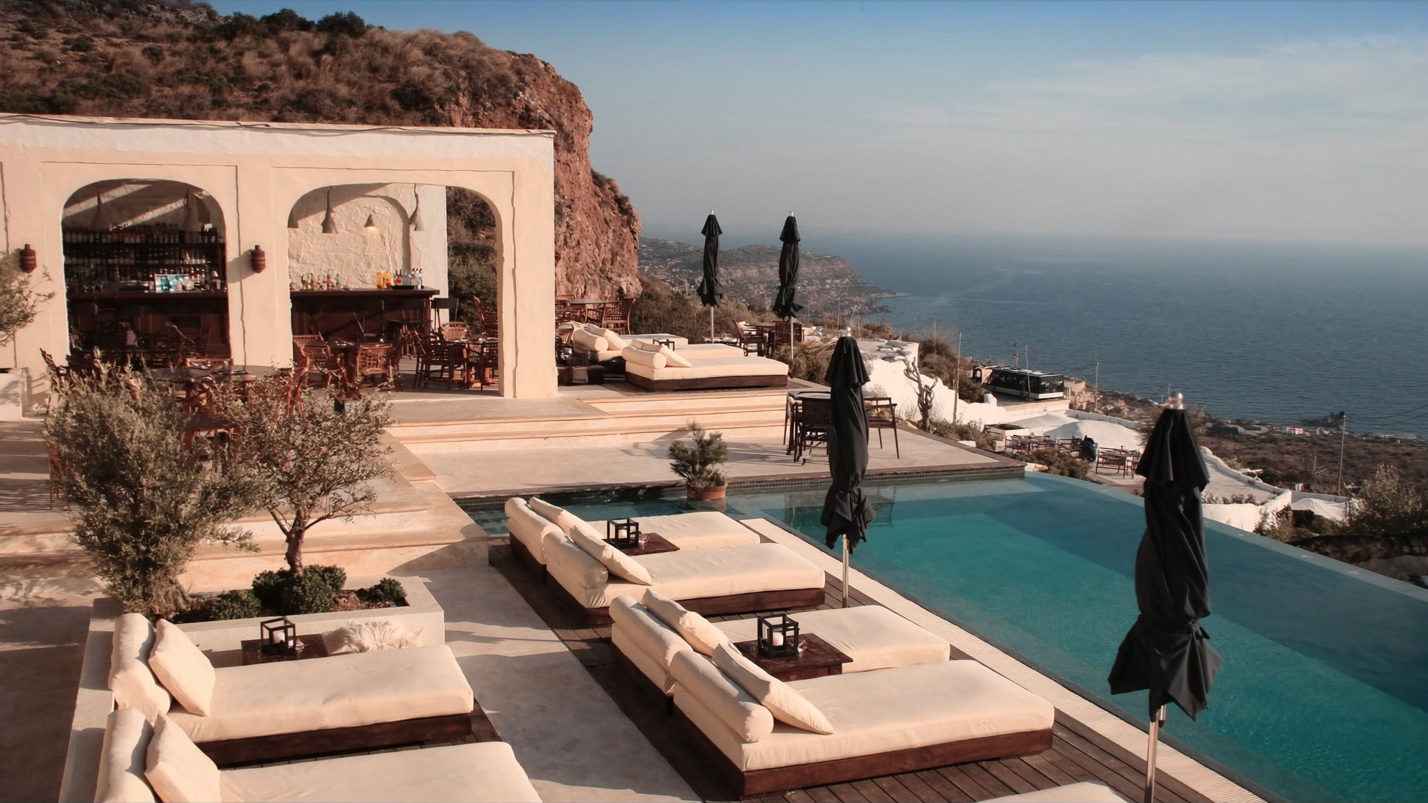 Alma Mykonos — terrazza con piscina a sfioro sul mare Egeo