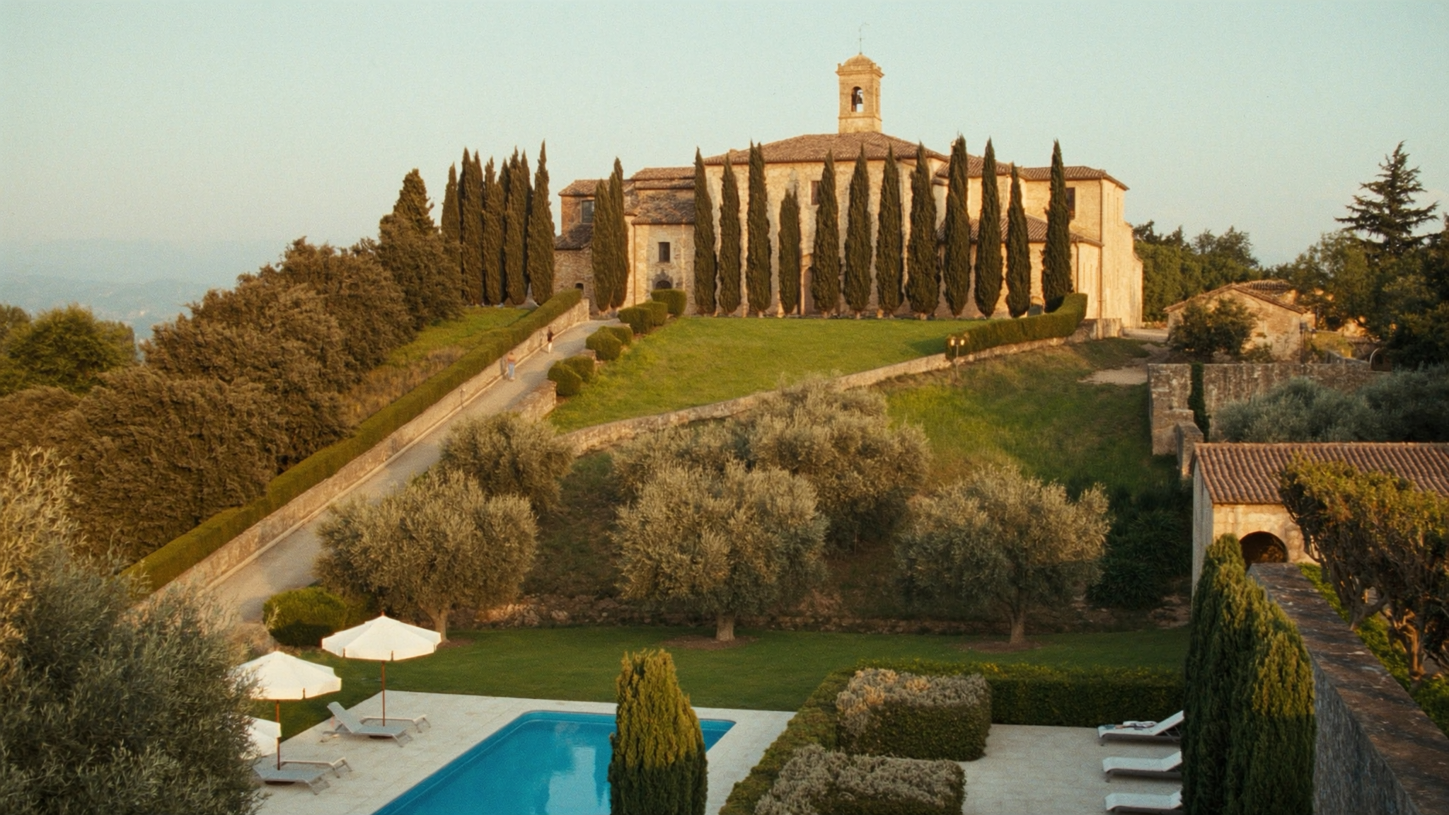 Borgo Lucente — tenuta storica in pietra sulle colline umbre con piscina e cipressi