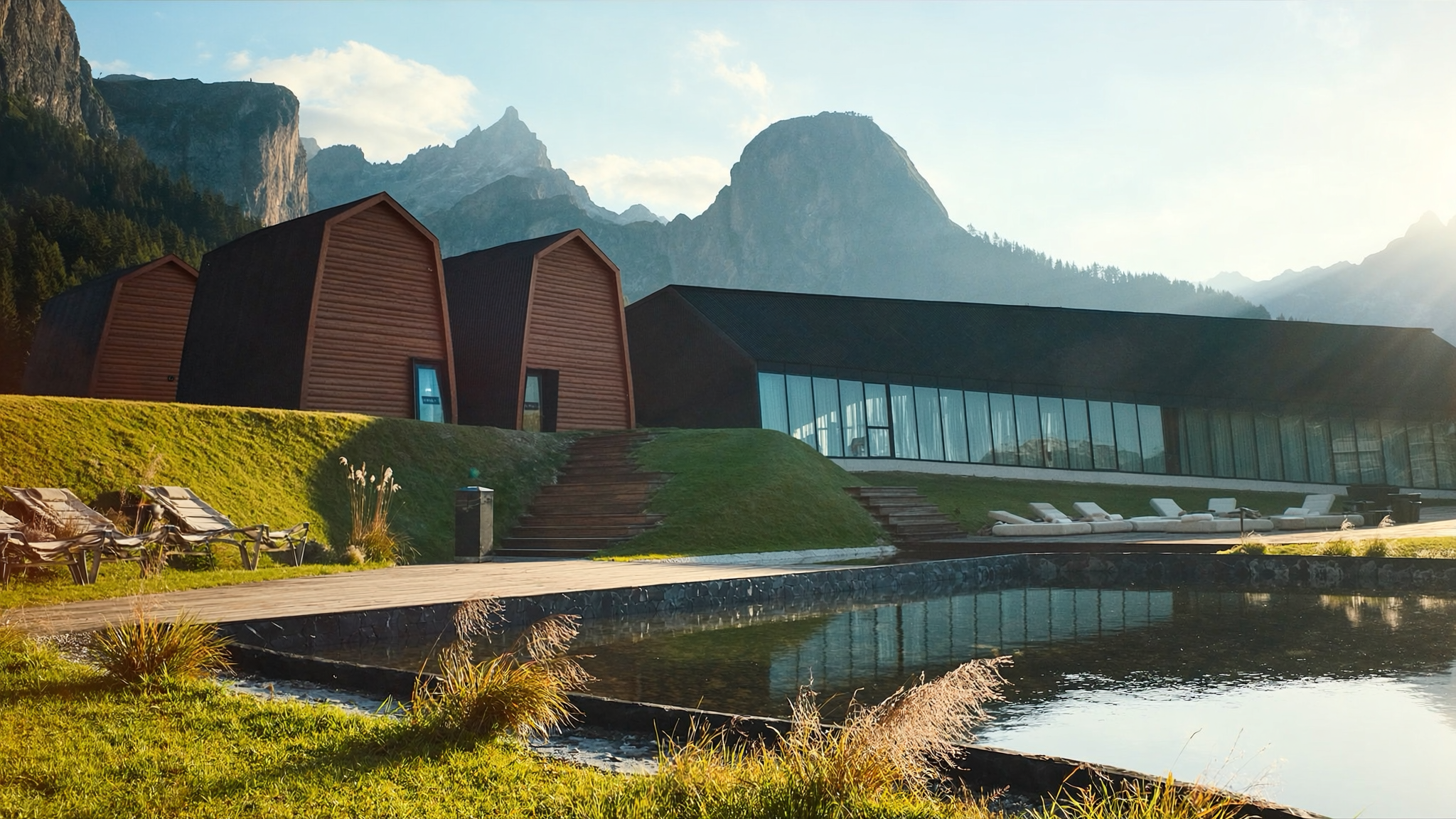 Lares Lodges — resort alpino in legno con laghetto naturale e Dolomiti sullo sfondo