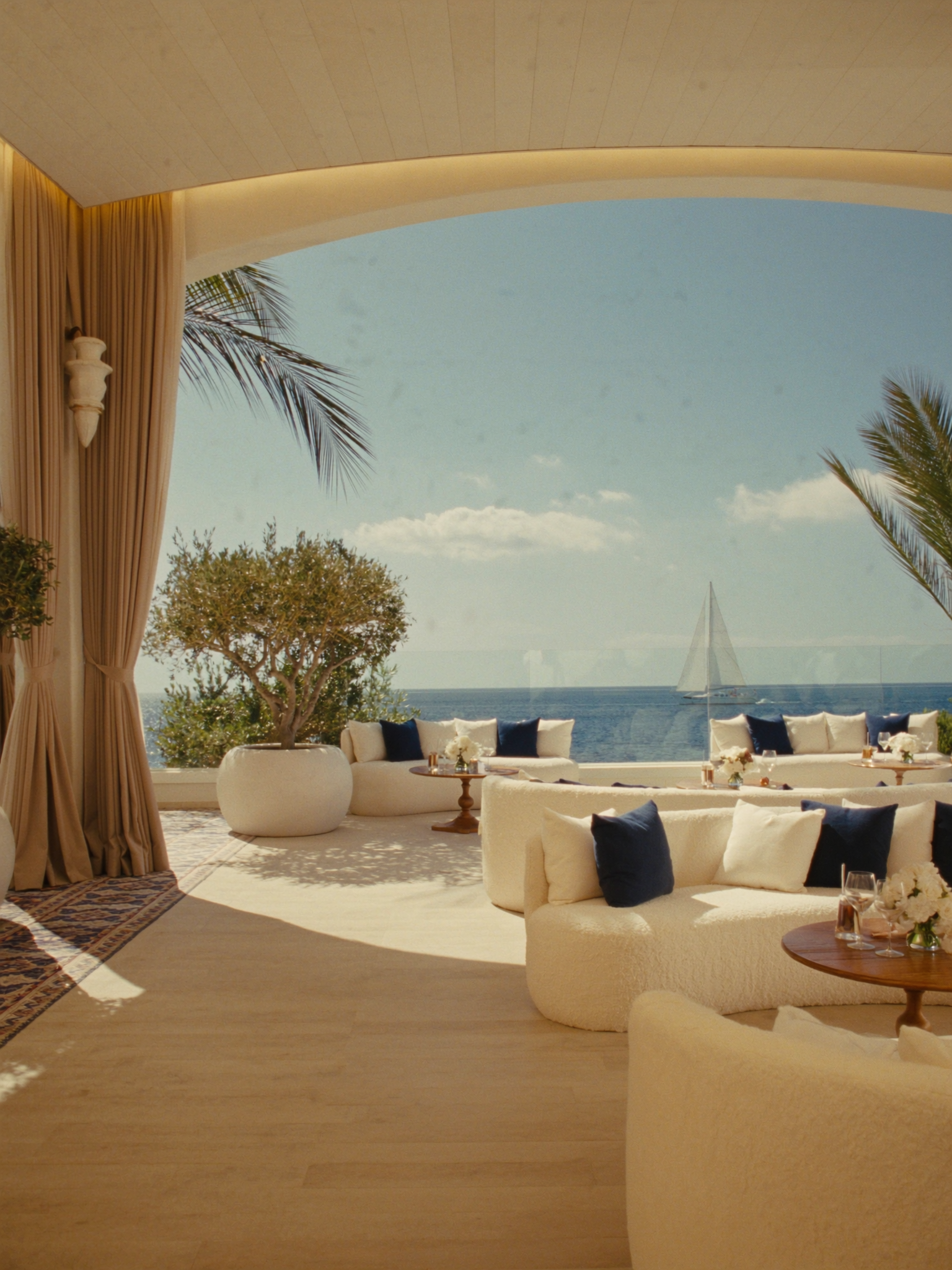 Terrazza di un ristorante elegante affacciata sul mare