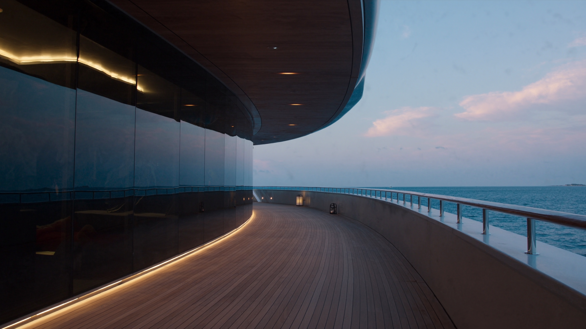 Ponte in teak di uno yacht al tramonto con la scia sul mare